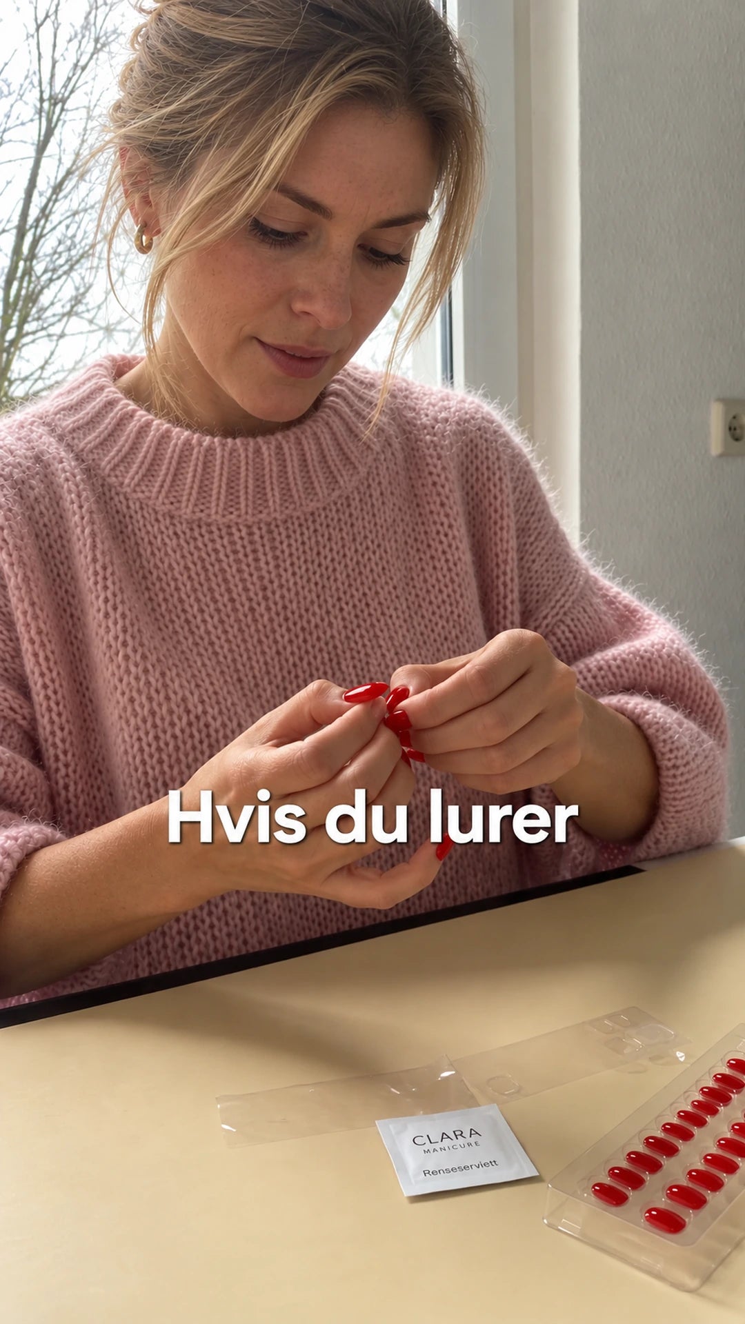 Kvinne fester røde løsnegler ved et bord. Tekst i bildet: «Hvis du lurer»