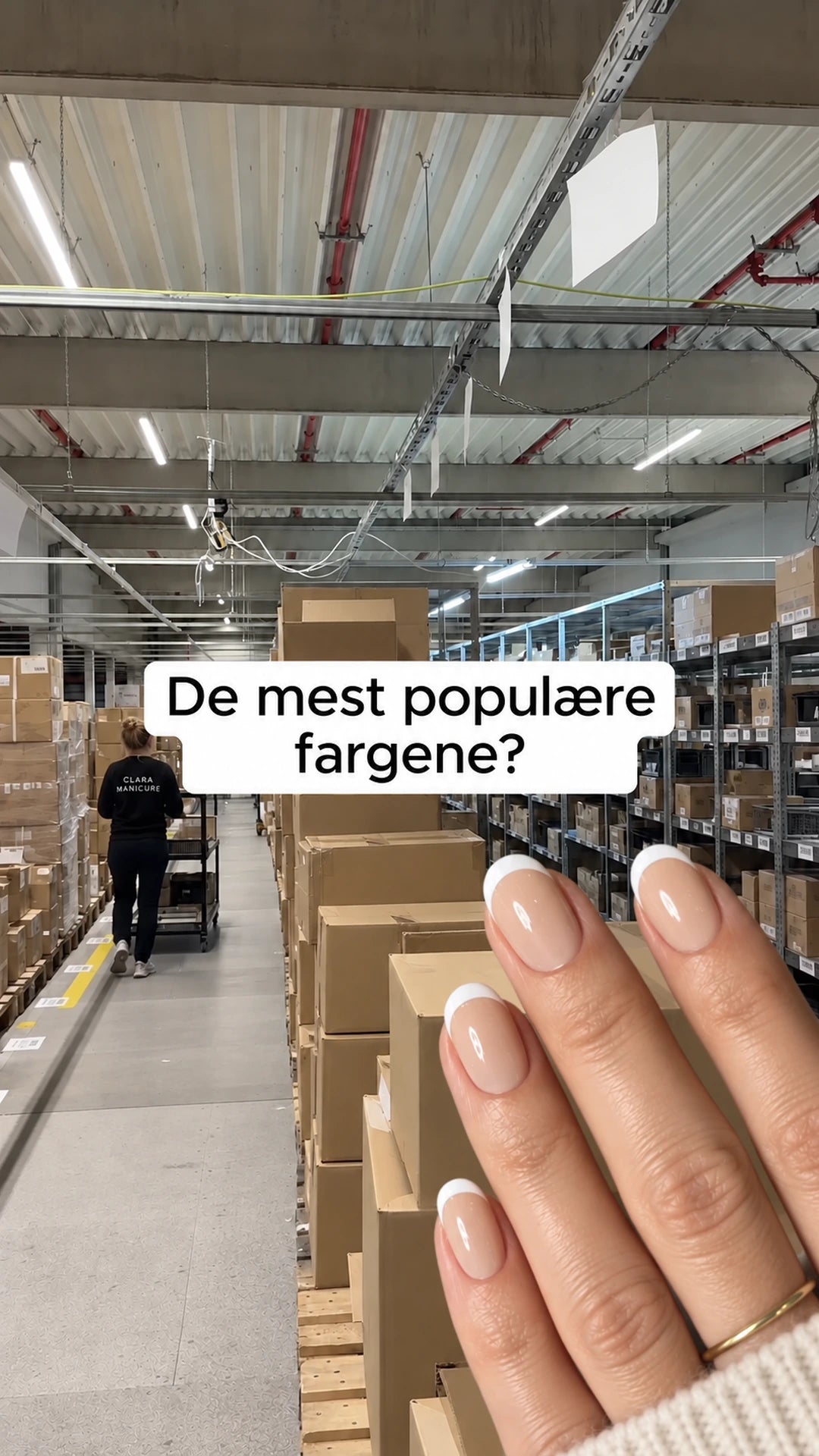 Hånd med lyse negler foran hyller med esker. Tekst i bildet: «De mest populære fargene?»