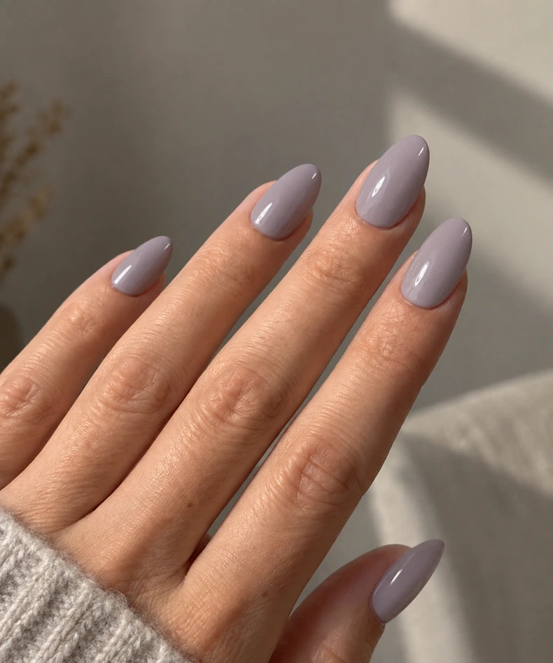 Nærbilde av ferdige negler i designet Taupe