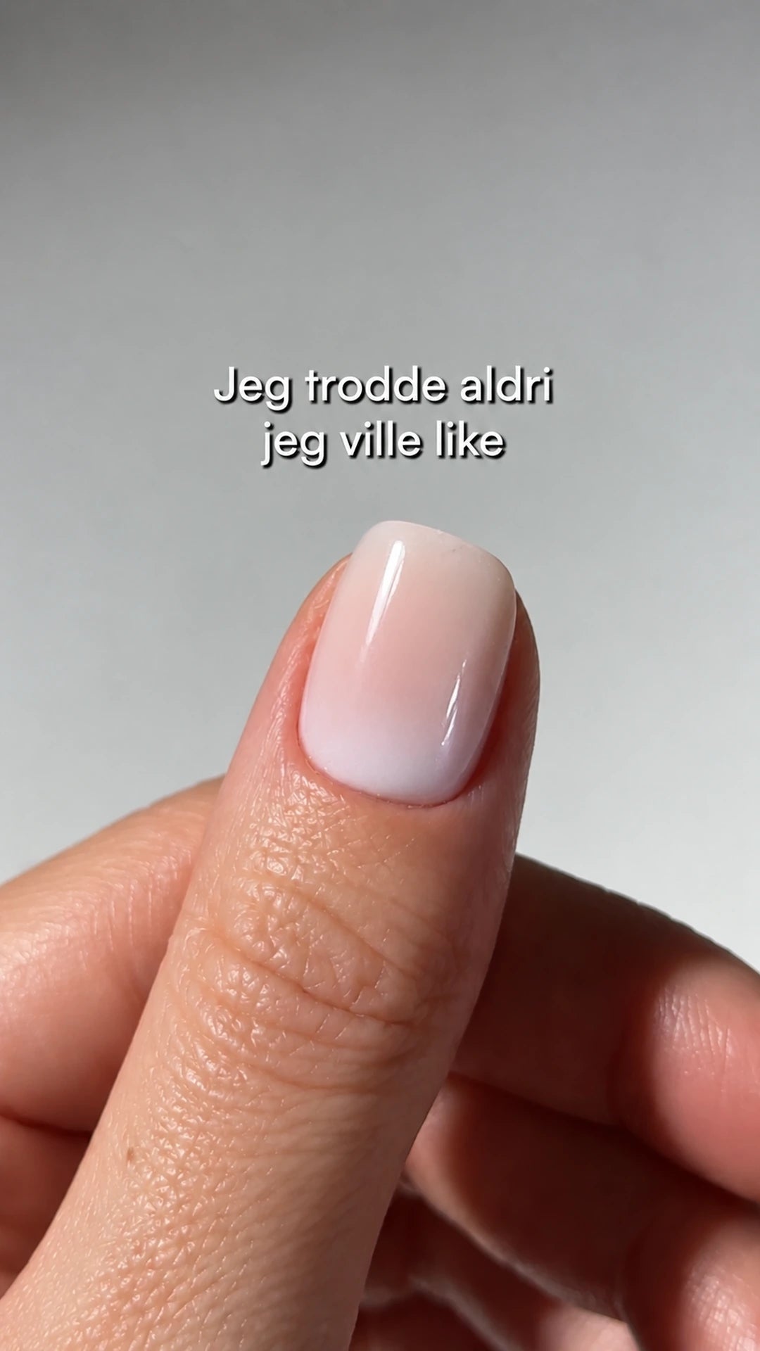 Nærbilde av en finger med en lys løsnegl. Tekst i bildet: «Jeg trodde aldri jeg ville like»